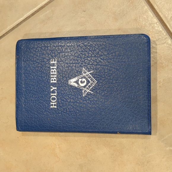 Holy Bible Master Mason Edition 1995 - Picture 1 of 4